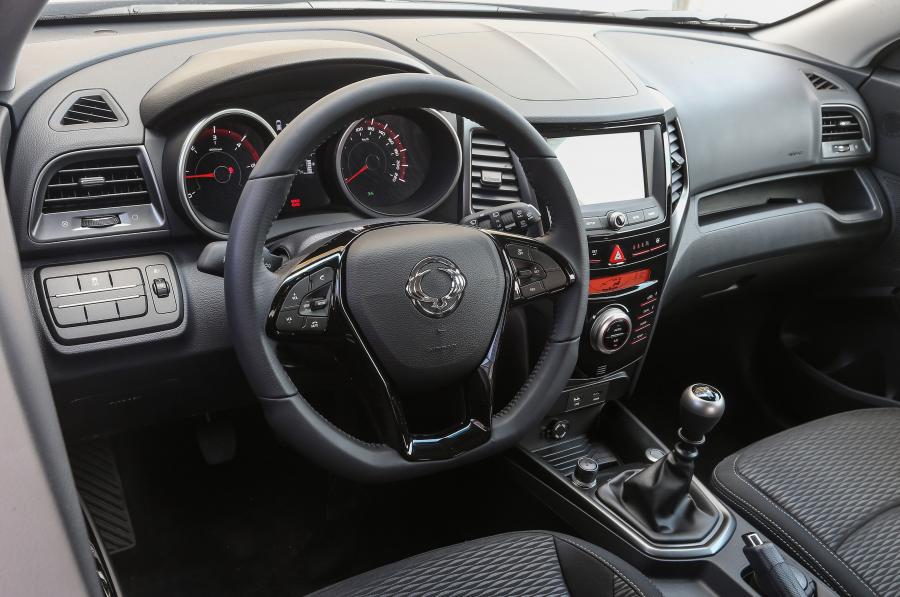 Панель приборов SsangYong XLV 2016 года  (фото 25 из 31)